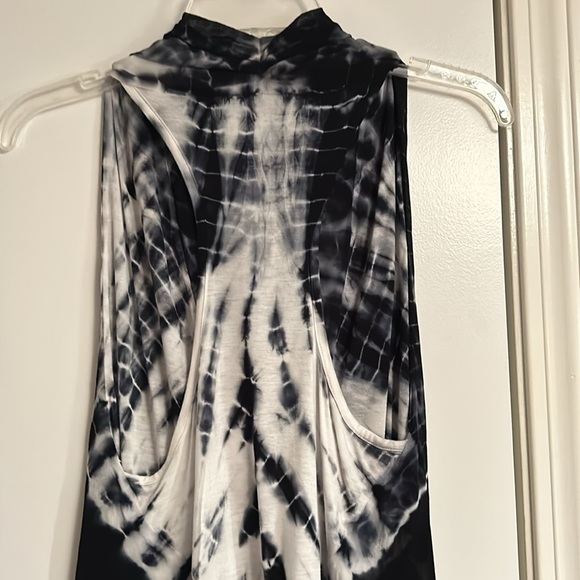 YOUNG FABULOUS AND BROKE TANK EUC - Picture 6 of 8